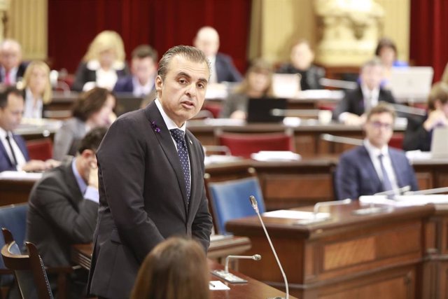 Archivo - El conseller de Educación y Universidades, Antoni Vera durante su intervención en el pleno del Parlament.