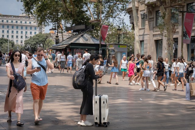 Archivo - Uns turistes a la Rambla de Barcelona