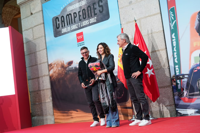 Isabel Díaz Ayuso, presidenta de la Comunidad de Madrid, junto a Carlos Sainz y Lucas Cruz