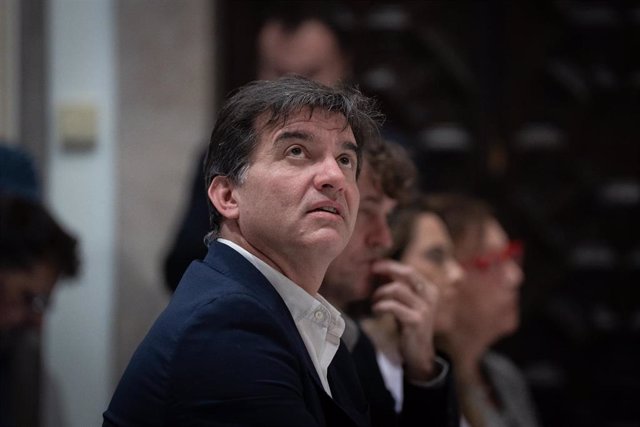 El actual director de la Oficina de Estrategia y Comunicación de la Presidencia y del Govern, Sergi Sabrià (i), durante una rueda de prensa, en el Palau de la Generalitat