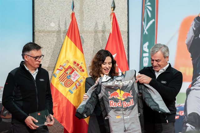 Isabel Díaz Ayuso, presidenta de la Comunidad de Madrid, junto a Carlos Sainz y Lucas Cruz