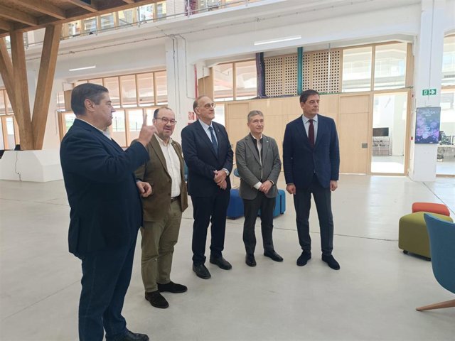El candidato del PSdeG a la Presidencia de la Xunta, José Ramón Gómez Besteiro, con los rectores gallegos en la Cidade das TIC de A Coruña