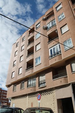 Archivo - Imagen de archivo de un bloque de pisos.