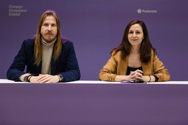 El secretario de organización y portavoz de Podemos, Pablo Fernández, y la secretaria general de Podemos, Ione Belarra, durante una reunión de Podemos con su Consejo Ciudadano Estatal, en la sede del partido, a 2 de febrero de 2024, en Madrid (España).