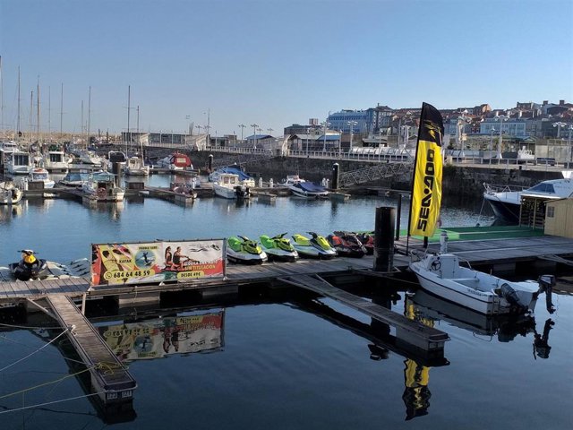 Archivo - Alquiler de motos acuáticas  en el Puerto Deportivo de Gijón