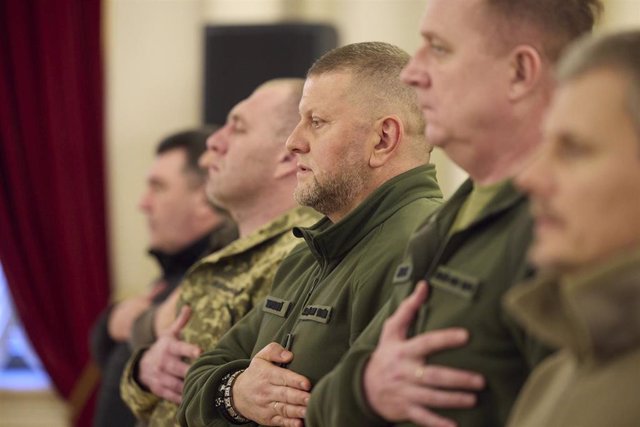 Archivo - En primer plano, el comandante en jefe de las Fuerzas Armadas de Ucrania, Valeri Zaluzhni.