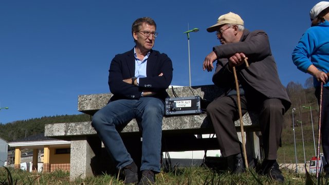 El presidente del PP, Alberto Núñez Feijóo, con un vecino en Pedrafita do Cebreiro (Lugo) en el primer día de campaña para las elecciones gallegas del 18 de febrero.