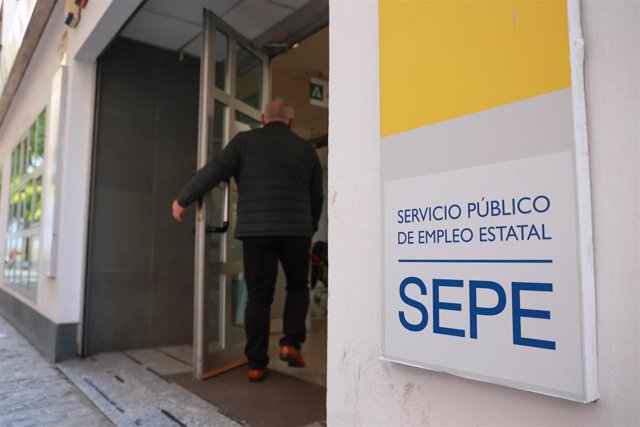 Un usuario entra en una oficina de Empleo ubicada junto a la Plaza del Museo. 