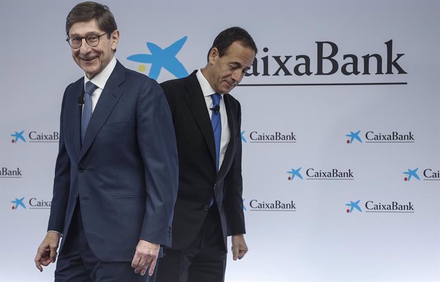 El president de CaixaBank, José Ignacio Goirigolzarri (e), i el conseller delegat de l'entitat, Gonzalo Gortázar
