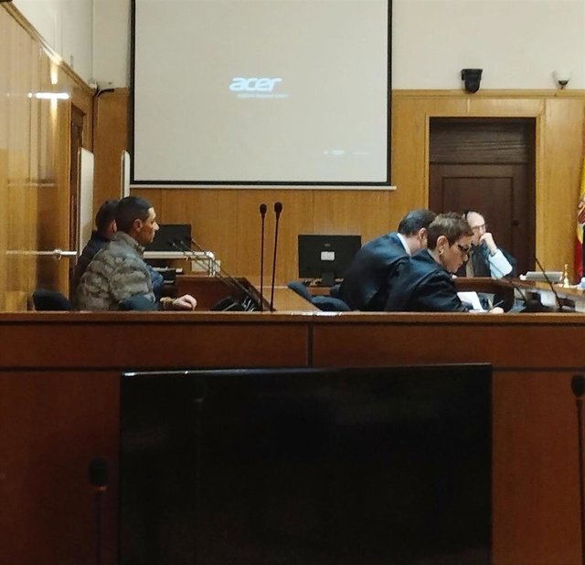 Los tres encausados junto a sus abogados comparecen en la primera jornada del juicio iniciado en la Audiencia de Valladolid.