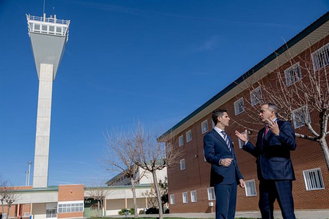 El consejero de Educación, Ciencia y Universidades, Emilio Viciana (i), y el director general de Centros Penitenciarios, Miguel Ángel Vicente (d), durante su visita al centro educativo de personas adultas ‘Ana Mendoza’, en la cárcel de Estremera.