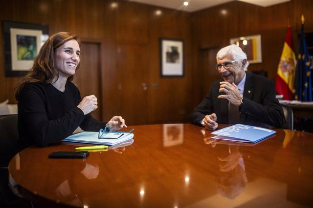 La ministra de Sanidad, Mónica García, ha mantenido este viernes una reunión en la sede del Ministerio con el conseller catalán de Salut, Manel Balcells.