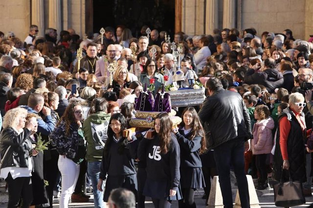 Imagen de las réplicas d elos palomos disfrazados durante la procesión