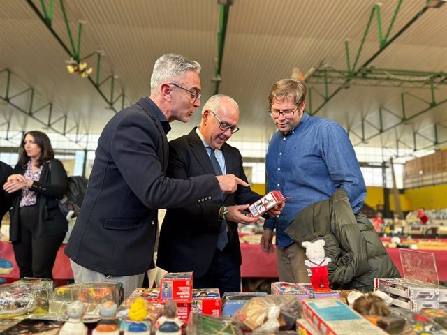 Estrella y Camacho, junto al concejal Juan Jesús Padila, observan algunas de las piezas en la IV Feria de Coleccionismo de Bailén.