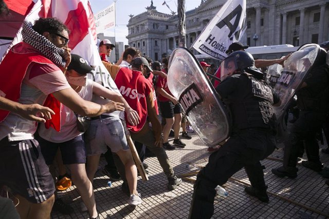 Crecen las tensiones en las inmediaciones del Congreso argention tras la aprobación de la ley 'ómnibus'