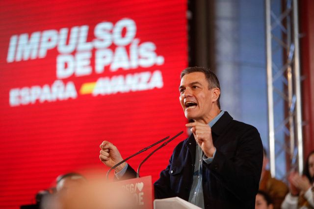 El secretario general del PSOE y presidente del Gobierno, Pedro Sánchez, interviene durante un mitin del PSOE, en el Auditorio Facultade de Veterinaria, a 27 de enero de 2024, en Lugo, Galicia (España).