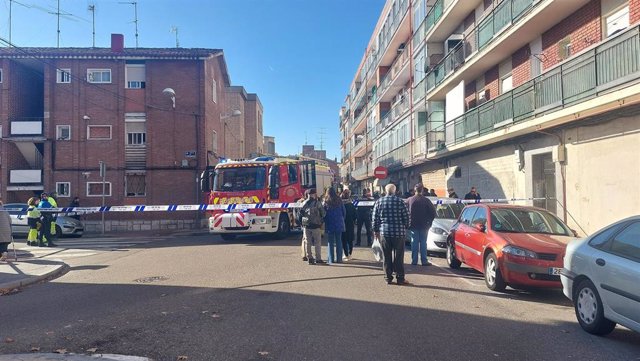 Los Bomberos de Valladolid trabajan en un incendio registrado este sábado en la calle Cisne