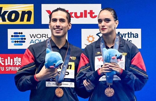 Archivo - Dennis González y Mireia Hernández posan con su bronce en el dúo mixto libre de los Mundiales de Fukuoka de 2023