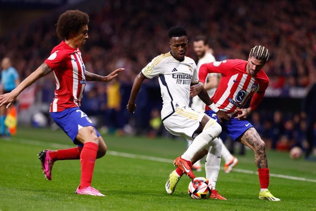 Vinicius Junior ante De Paul y Witsel en el derbi Atlético de Madrid-Real Madrid de la Copa del Rey 24-24