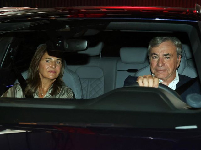 Carlos Sainz acompañado por su mujer, Reyes Vázquez, sale de un plató de televisión tras participar en un programa, a 30 de enero de 2024, en Madrid (España).