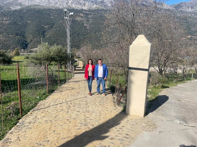 La delegada de Justicia, Administración Local y Función Pública, Teresa Pardo, ha visitado con el alcalde de Jimera de Líbar, Francisco Javier Lobo, las actuaciones ejecutadas para sustituir la red de saneamiento y la pavimentación de la calle Los Frailes
