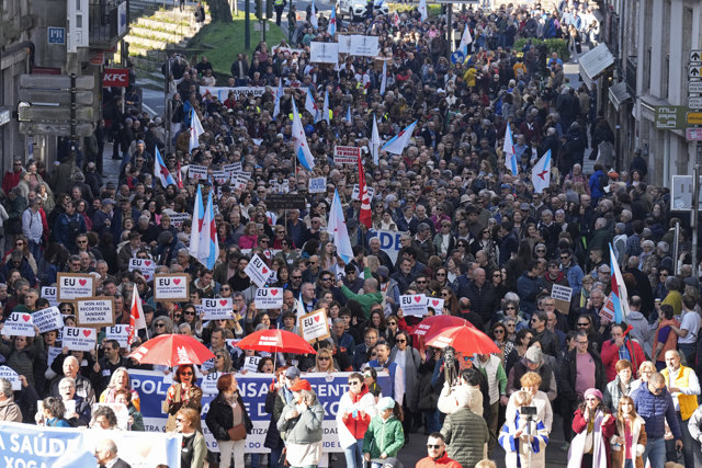 Cientos de personas durante una manifestación en defensa de la sanidad pública, en el parque de la Alameda, en Santiago de Compostela