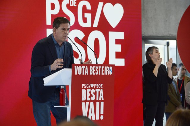 El candidato del Partido de los Socialistas de Galicia (PSdeG) a la Presidencia de la Xunta, José Ramón Gómez Besteiro, durante un acto de campaña del PSdeG