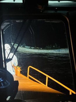 Cayuco interceptado durante la noche en aguas canarias por Salvamento Marítimo
