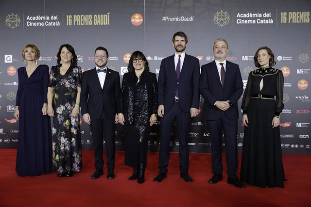Fotografía de autoridades en los Premis Gaudí, con la Lluïsa Moret, la presidenta Anna Erra, el presidente Pere Aragonès, el ministro Ernest Urtasun, el alcalde Jaume Collboni, junto a Judith Colell y Carla Simón