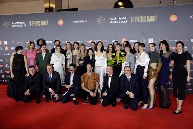 El equipo de la película Creatura posa durante el photocall de los XVI Premis Gaudí de cine, en el Centro de Convenciones Internacional de Barcelona (CCIB), a 4 de febrero de 2024, en Barcelona