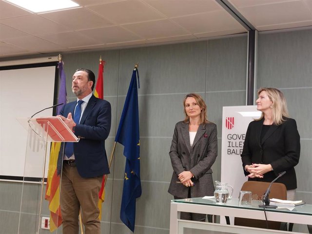El conseller de Empresa, Ocupación y Energía, Alejandro Sáenz de San Pedro, junto con la directora general de Trabajo y Salud Laboral, Catalina Cabrera, y la gerente del Instituto Balear de la Seguridad Laboral, Ana Martín, en rueda de prensa.