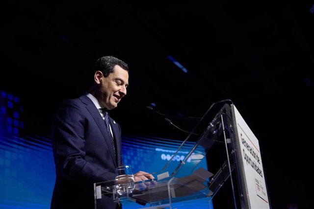 El presidente de la Junta de Andalucía, Juanma Moreno, interviene durante el foro 'Generación de Oportunidades', en el Auditorio ‘El Beatriz Madrid’, a 5 de febrero de 2024, en Madrid (España). 