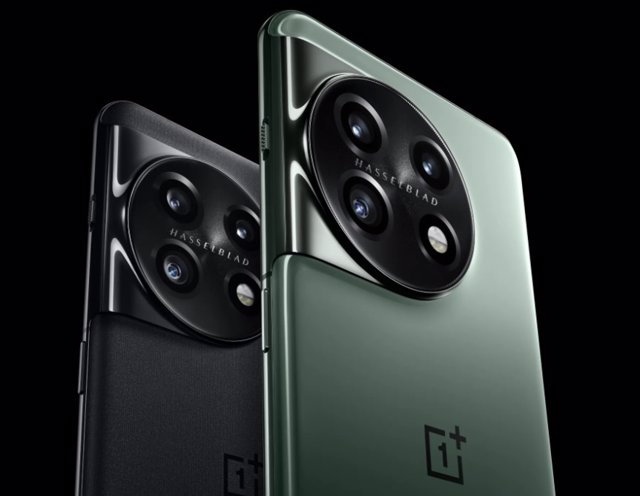 Recurso de smartphone OnePlus 11 en los colores negro y verde