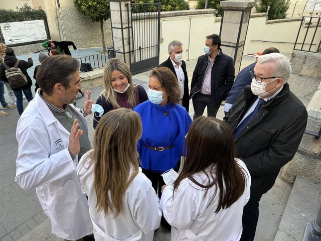 La consejera de Salud, Catalina García, en el nuevo punto de vacunación para viajes internacionales abierto en el centro de salud Virgen de la Capilla de Jaén.
