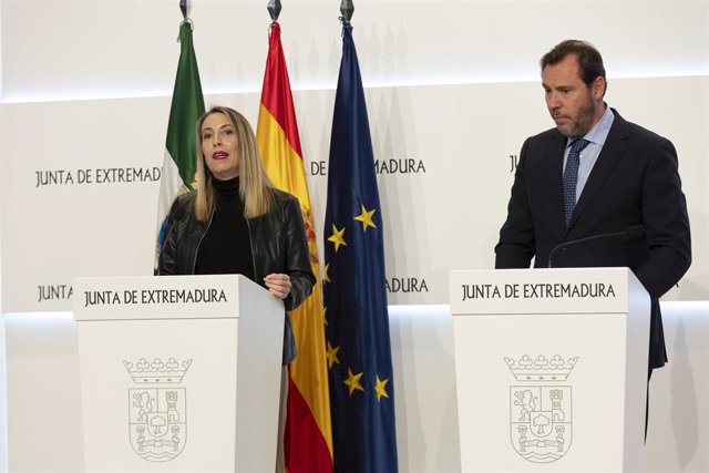 El ministro de Transportes y Movilidad Sostenible, Óscar Puente, y la presidenta de la Junta de Extremadura, María Guardiola, ofrecen una rueda de prensa tras reunirse en la Presidencia de la Junta