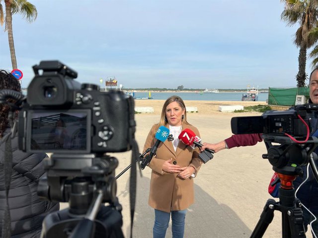 Irene García, secretaria de Política Institucional y Relaciones con las Organizaciones Sociales del PSOE-A, atendiendo a los medios en Sanlúcar de Barrameda (Cádiz).