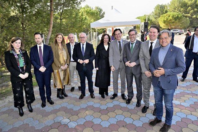 Foto de familia durante el inicio de las obras de los nuevos carriles bici de Jaén.