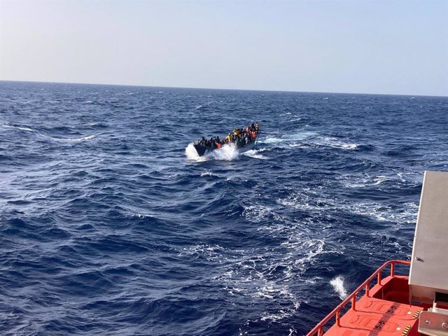 Salvamento Marítimo ha interceptado hoy lunes un cayuco con 105 personas a bordo, una de las cuales habría fallecido durante la travesía, cuando navegaba hacia la isla de Gran Canaria