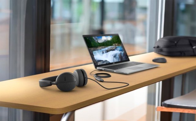 Auriculares Dell Pro con cable conectados a un ordenador portátil