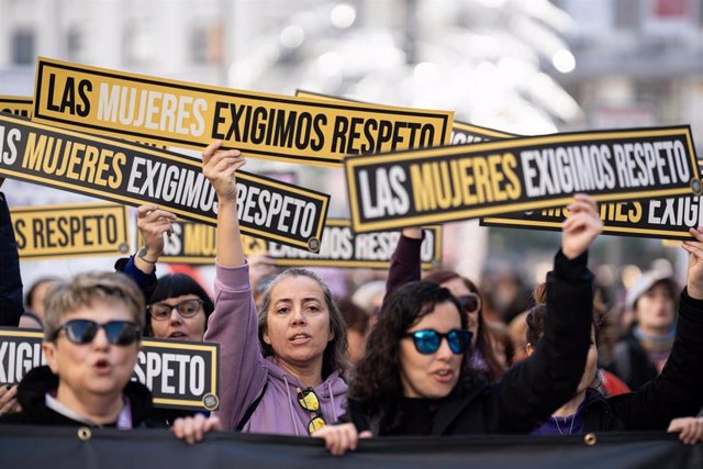 Archivo - Varias personas sujetan carteles durante una manifestación por el 25N, a 25 de noviembre de 2023, en Madrid (España). 