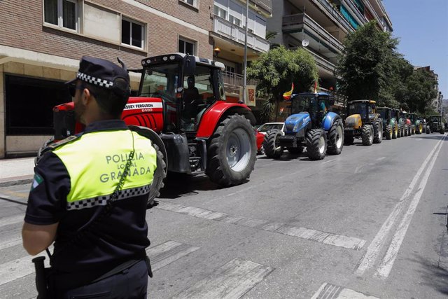 Archivo - Agricultores y ganaderos de la provincia de Granada se manifiestan en sus tractores por las calles de Granada a causa de la subida de los precios del gasóleo y la electricidad entre otros incrementos en el sector agrícola, a 29 de junio de 2022 