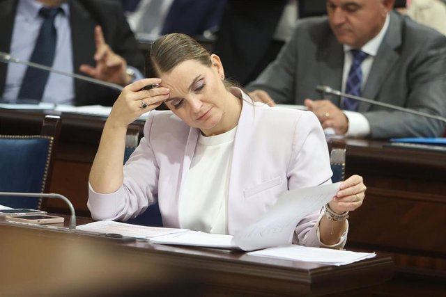 Archivo - La presidenta del Govern, Marga Prohens, durante un momento en el pleno del Parlament.
