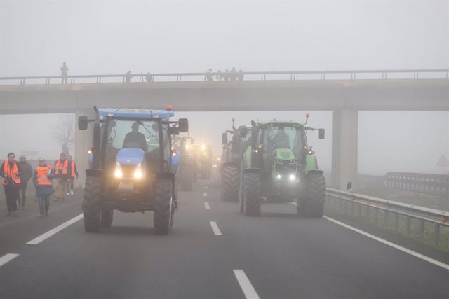 Agricultors tallen la via A-2 al seu pas per Fondarella (Lleida) aquest dimarts sobre les 9.15 hores