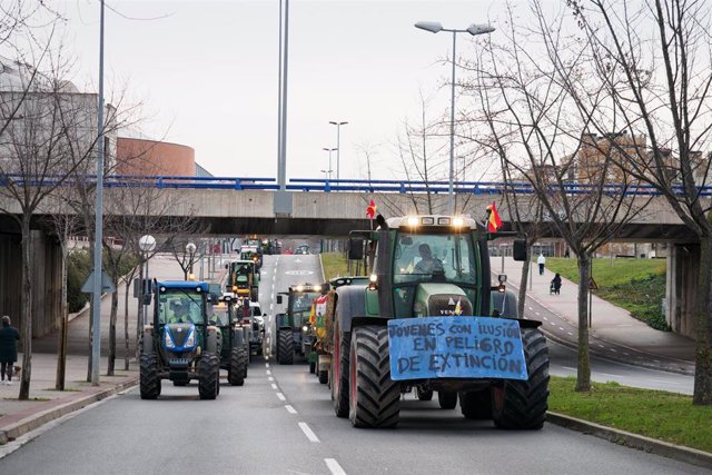 Tractores en su protesta por la zona de Pradoviejo en Logroño