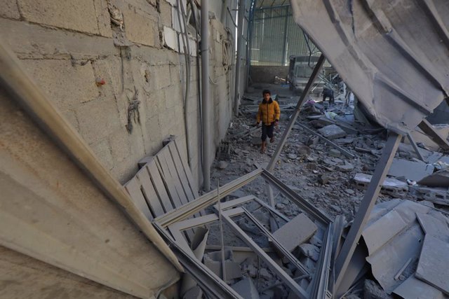 Un nen en un edifici destruït pels atacs a Gaza