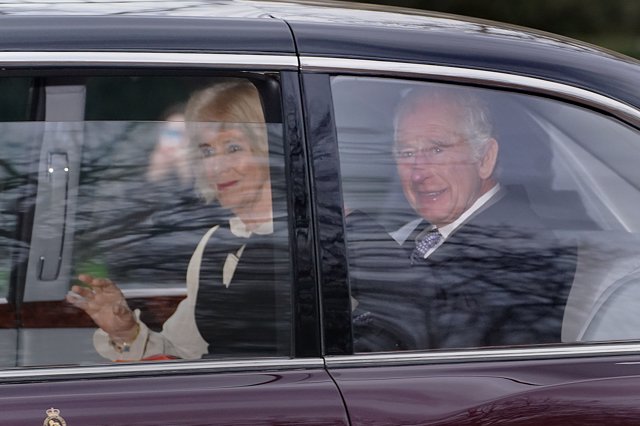 El Rey Carlos III y la Reina Camila dejan la residencia real Clarence House de Londres tras el anuncio de que el monarca tiene cáncer. 