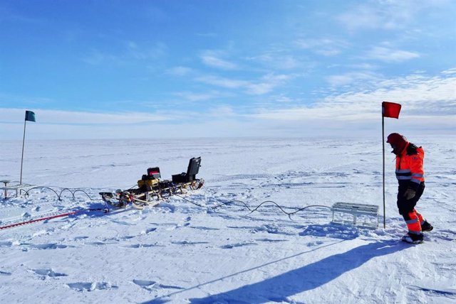 Recopilación de datos de radar terrestres para obtener imágenes de kilómetros de hielo con ondas electromagnéticas.