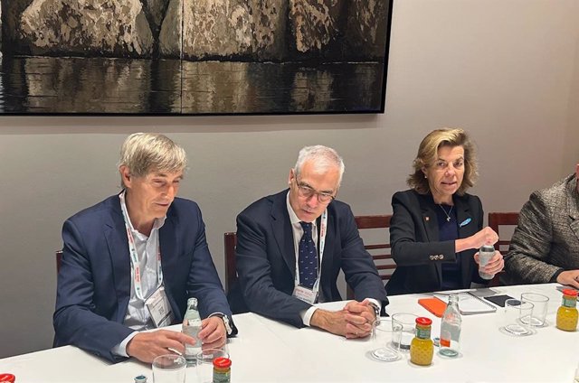 El presidente de la BWW, Javier Pagés; el director general de la Federación Española del Vino, José Luis Benítez, y la directora del Icex, María Naranjo