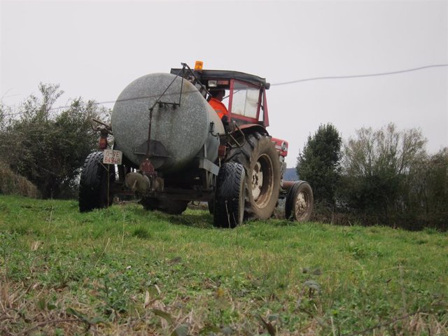 Archivo - Imagen de recurso de un tractor.