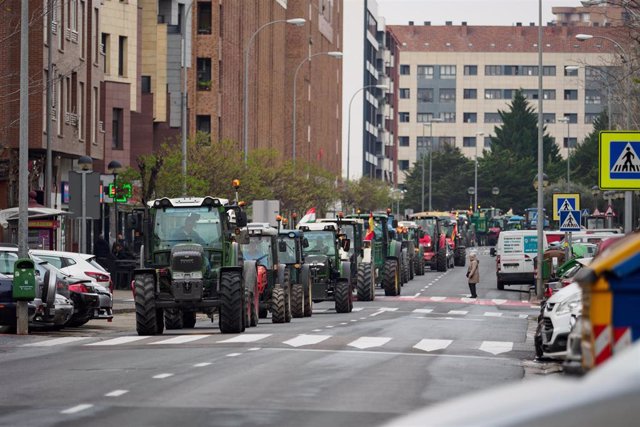 Decenas de tractores durante una concentración de tractores, a 6 de febrero de 2024, en Logroño, La Rioja (España).